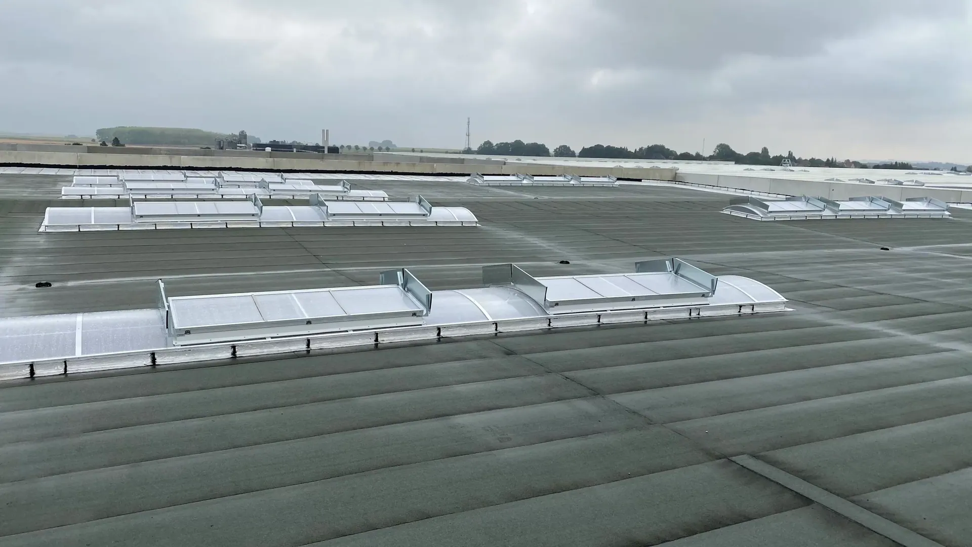 Toiture rénovée d’une plateforme logistique avec rangées de lanterneaux