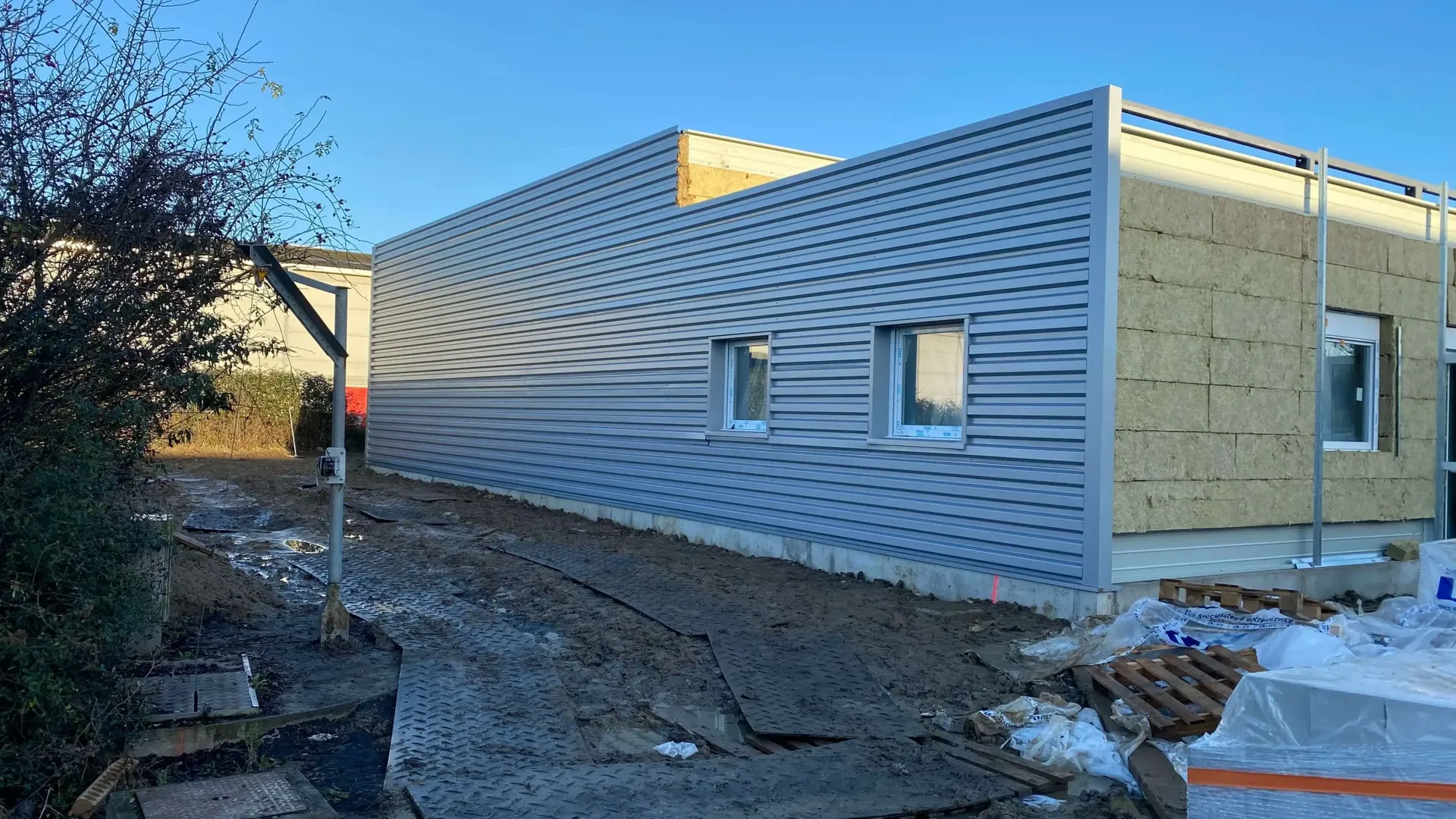 Chantier A.F.E.J.I – bardage et couverture Norétanche – photo 3